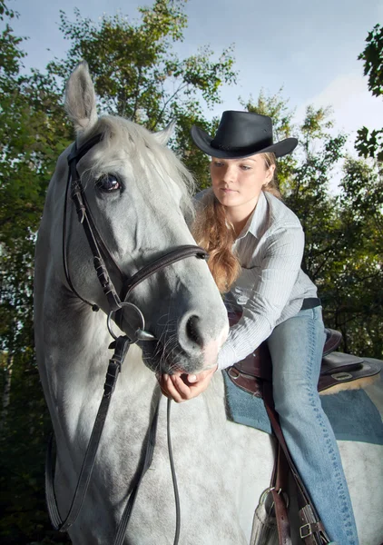 Jovem senhora montando um cavalo — Fotografia de Stock