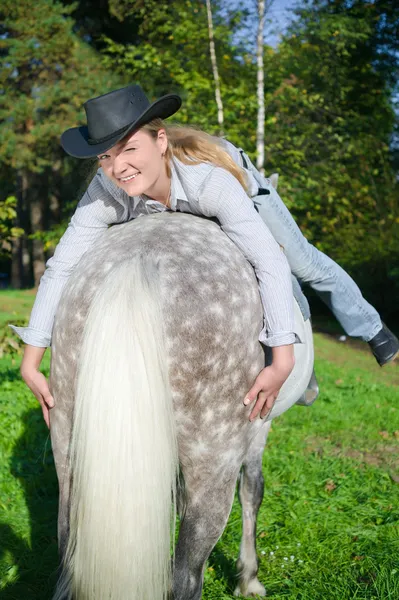 Joven dama montando un caballo — Foto de Stock