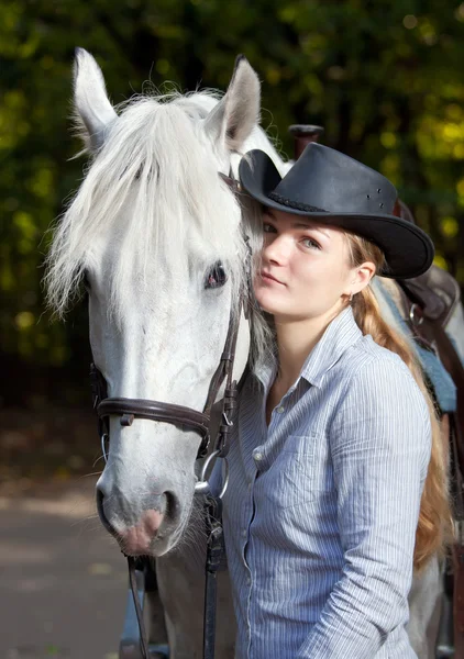 Jeune dame étreignant son cheval — Photo