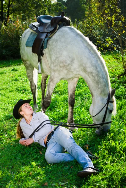 Mladá dáma a koně — Stock fotografie