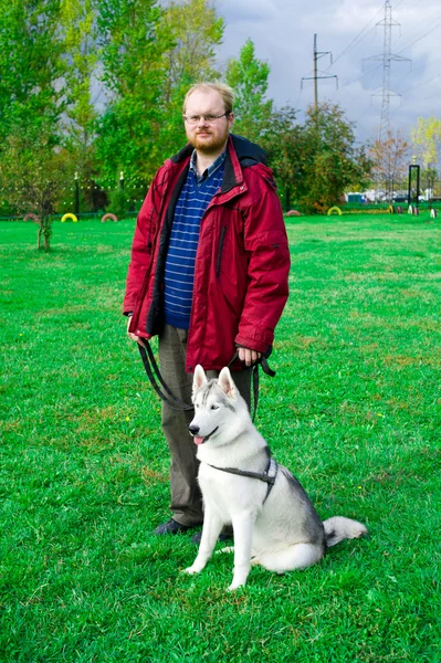 Siberian Husky with a man — Stock Photo, Image