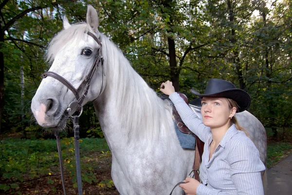 Junge Dame umarmt ihr Pferd — Stockfoto