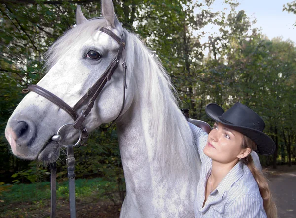 Юная леди обнимает свою лошадь — стоковое фото
