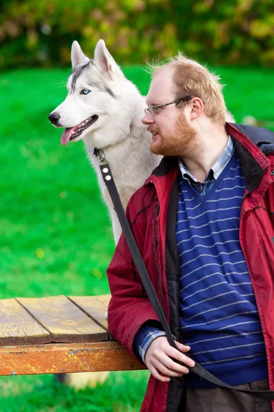 Husky siberiano con un hombre —  Fotos de Stock