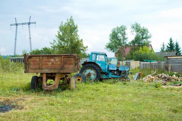Trasig traktor — Stockfoto