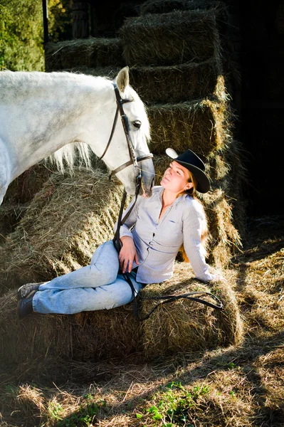 Giovane signora e il cavallo — Foto Stock