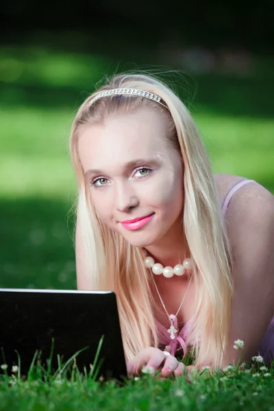 Ung Kvinna Liggande Gräset Parken Och Använder Bärbar Dator — Stockfoto