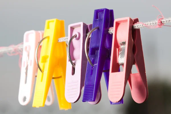 Plastik Clothespins Clothesline Üzerinde Asılı — Stok fotoğraf