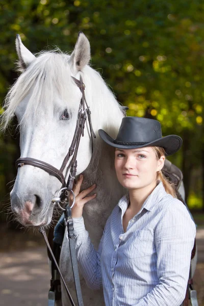 Молодий леді, обіймає свого коня — стокове фото