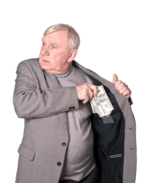 Äldre man lägger pengar i en innerficka på en jacka — Stockfoto