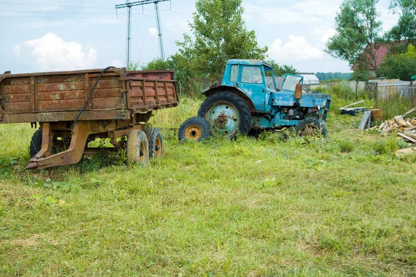 Старый заброшенный трактор — стоковое фото