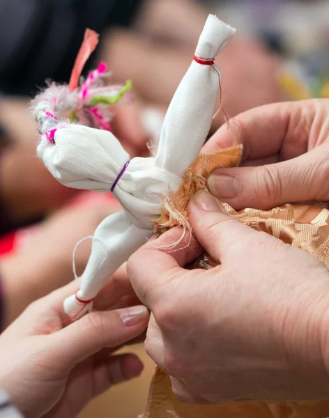 Виготовлення ляльки Веснянка — стокове фото