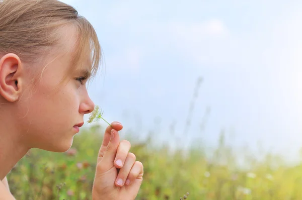 Lány illatú virágok — Stock Fotó