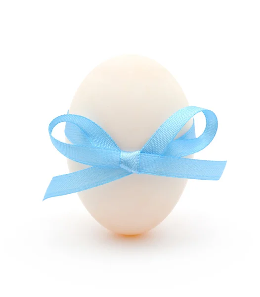 Яйце з синім бантом — стокове фото