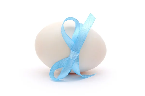 Jajko z kokarda niebieski — Zdjęcie stockowe