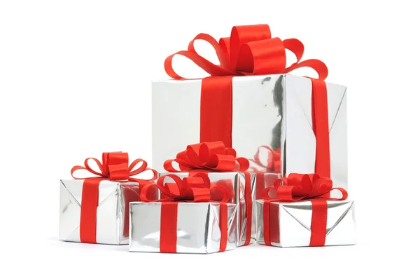 Geschenke Silberner Verpackung Mit Roter Schleife Auf Weißem Hintergrund — Stockfoto