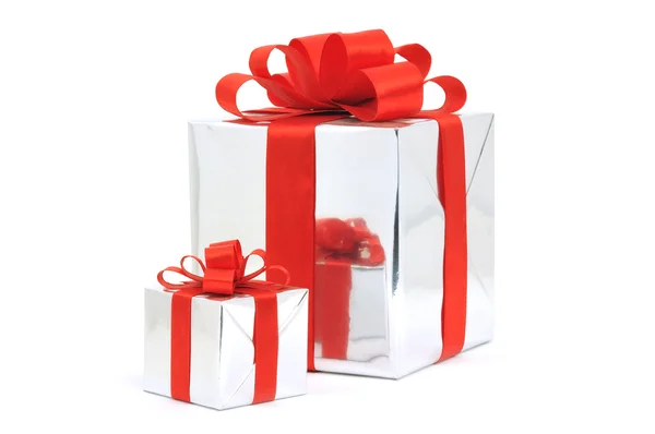 Подарки Серебряной Упаковке Красным Луком Изолированы Белом Фоне — стоковое фото