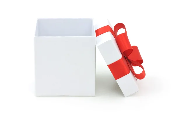 打开空礼品盒和红色蝴蝶结 — 图库照片
