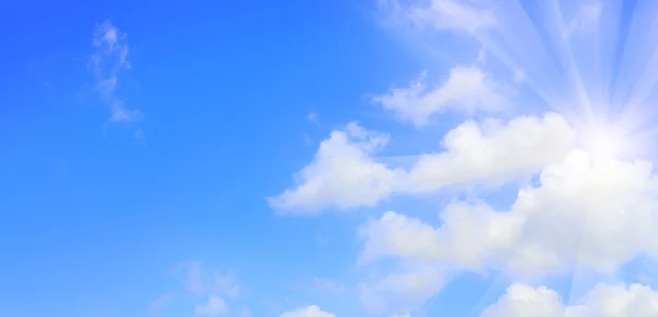 Blauer Himmel an sonnigen Tagen. — Stockfoto