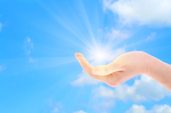 太陽の光を持っている手 — ストック写真