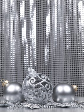 Gümüş arka plan üzerinde Noel süsleri topu