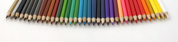 Eine Reihe von Buntstiften auf weißem Hintergrund — Stockfoto