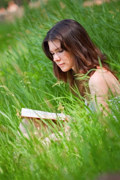 Schöne junge Frau liest Stockfoto