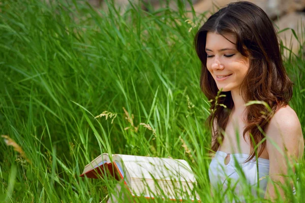아름 다운 젊은 여자를 읽고 스톡 이미지