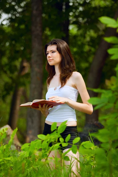 아름 다운 젊은 여자를 읽고 로열티 프리 스톡 사진