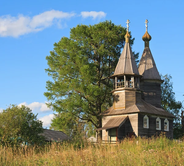 Stara drewniana kapliczka w północnej Rosji — Zdjęcie stockowe