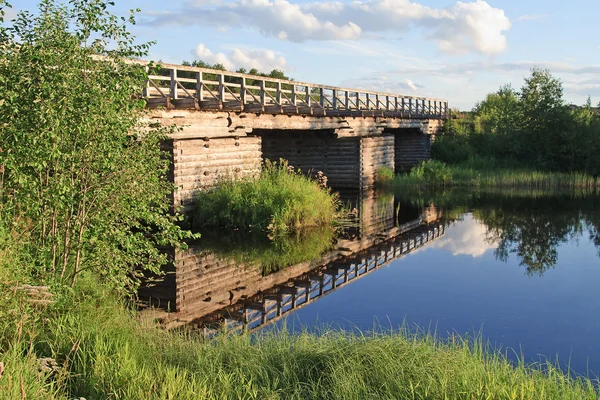 Старый деревянный мост на севере России — стоковое фото