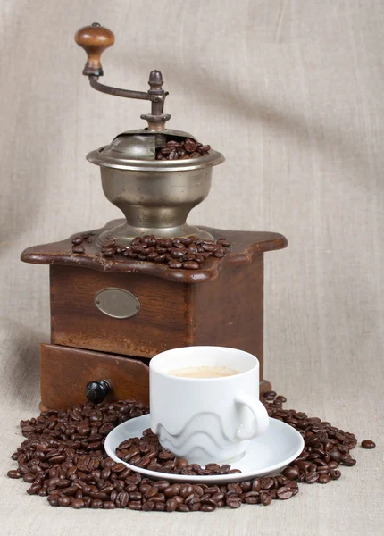 Antique coffee grinder, fried beans and cup — Stock Photo, Image