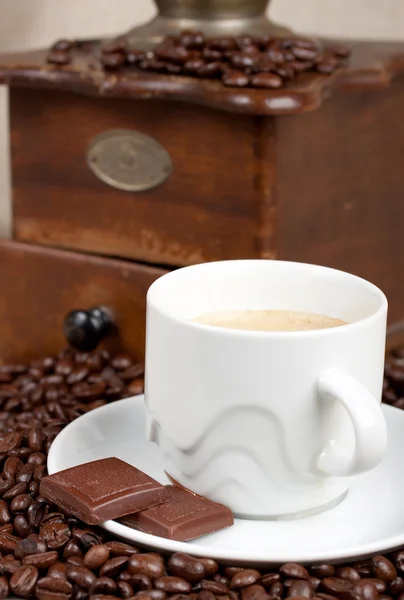 Bir fincan kahve ve çikolata. — Stok fotoğraf