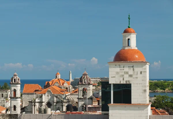 Pohled na historické centrum Havany s majákem v el morro zámek — Stock fotografie
