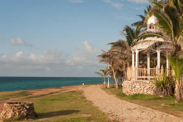 Mooie witte paviljoen op de Caribische zee — Stockfoto