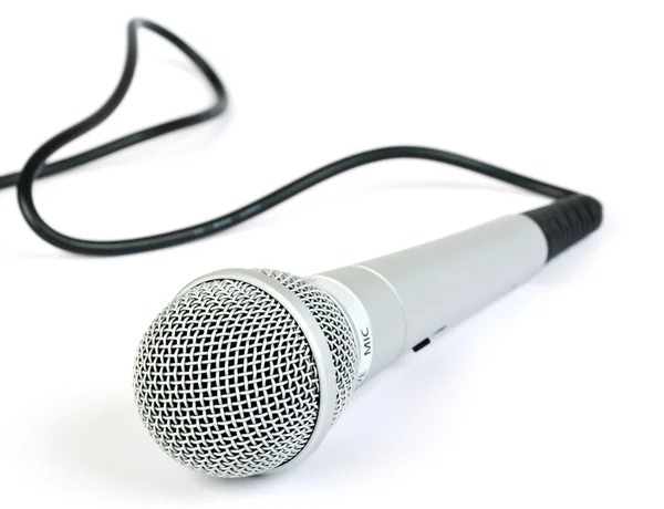 Beyaz zemin üzerinde kablo ile mikrofon — Stok fotoğraf