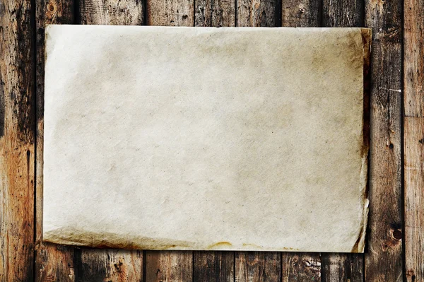 Papier auf altem Holz — Stockfoto