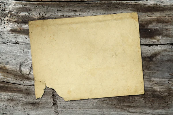 Vintage-Papier auf Holzstruktur — Stockfoto
