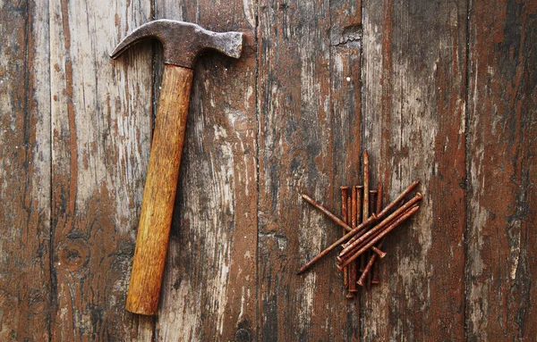 Old rusty nails and hammer — Stock Photo, Image