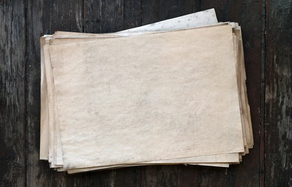 लाकडी पार्श्वभूमीवर जुन्या कागदपत्रे — स्टॉक फोटो, इमेज