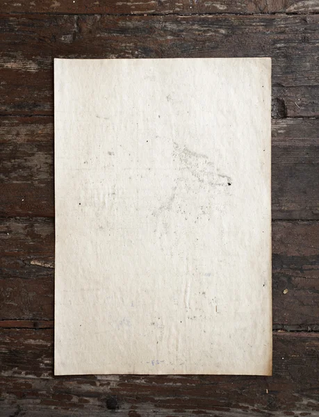 Vieux papiers sur fond en bois — Photo