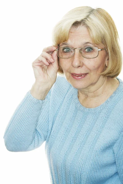 Porträt einer lächelnden Frau mit Brille — Stockfoto