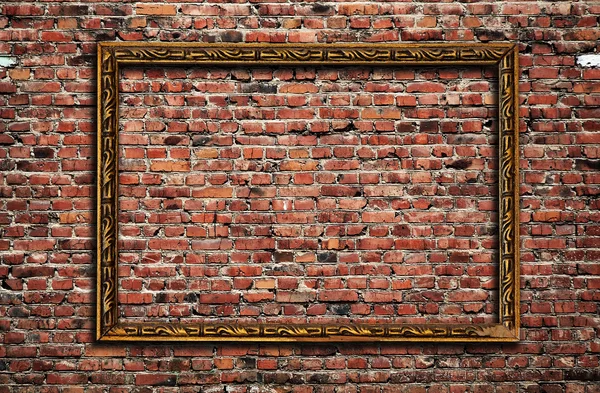 Cornice su muro di mattoni — Foto Stock
