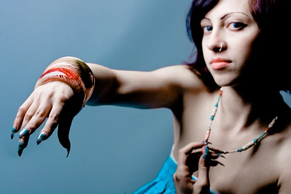 Fiatal nő, művészi manikűr és karkötő. Stock Kép