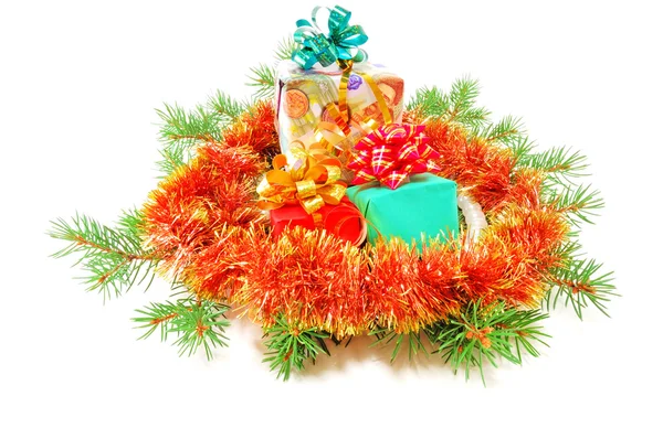 Presentes de Natal em ramos de árvore de pele — Fotografia de Stock
