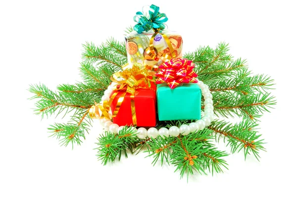 Kürk-ağaç dalları üzerinde Noel hediyeleri — Stok fotoğraf