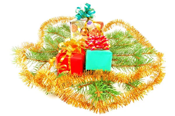 Presentes de Natal em ramos de árvore de pele — Fotografia de Stock