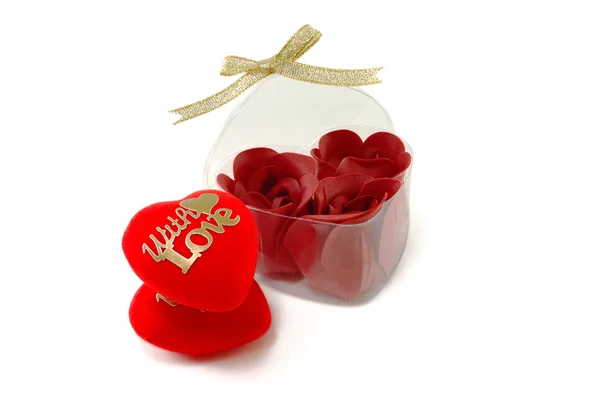 Två hjärtan och låda med rosor — Stockfoto