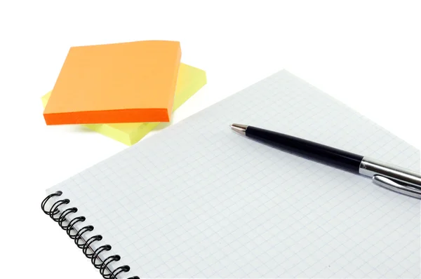 Ноутбук с ручкой и разноцветной бумагой — стоковое фото