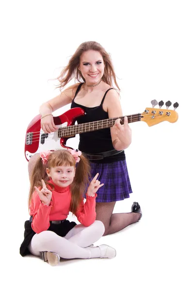 少女摇滚明星 十几岁的女孩玩上白色隔离低音吉他 — 图库照片